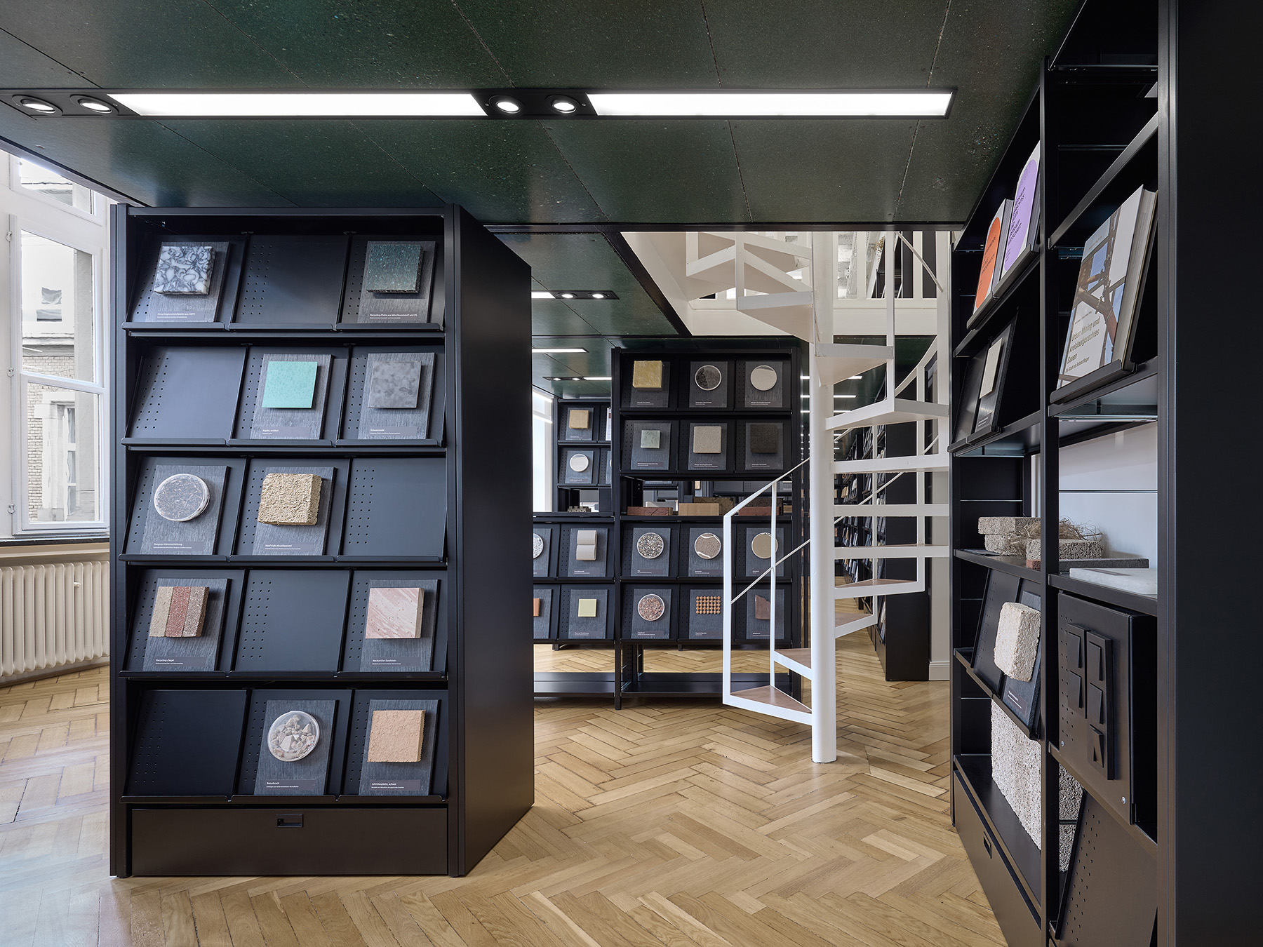 Blich auf Regale und Treppe unter der Galerie der Materialbibliothek