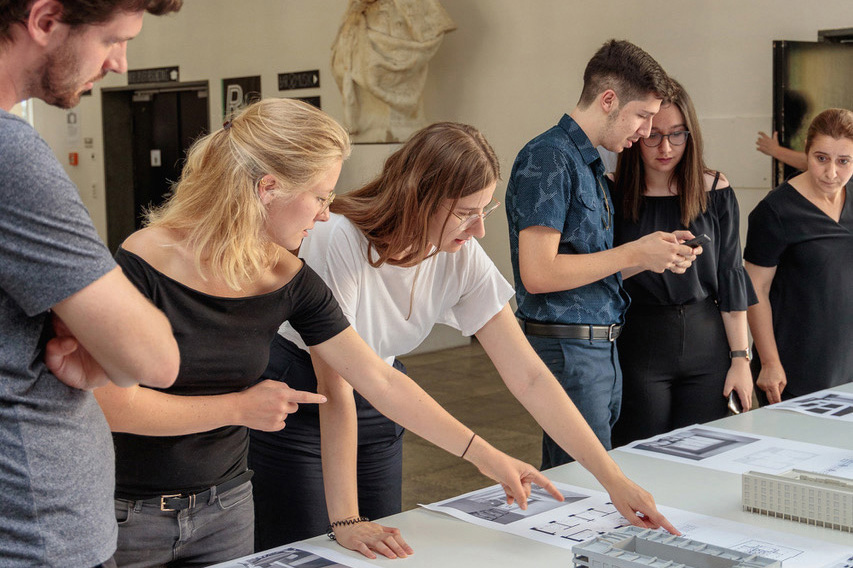 Besucher:innen einer Architekturausstellung