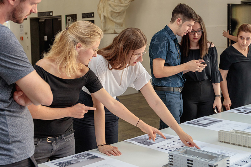 arch.kit.edu Menschen in einer Ausstellung