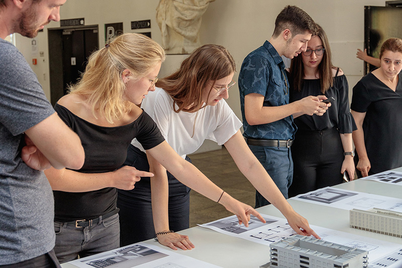 Menschen in einer Ausstellung