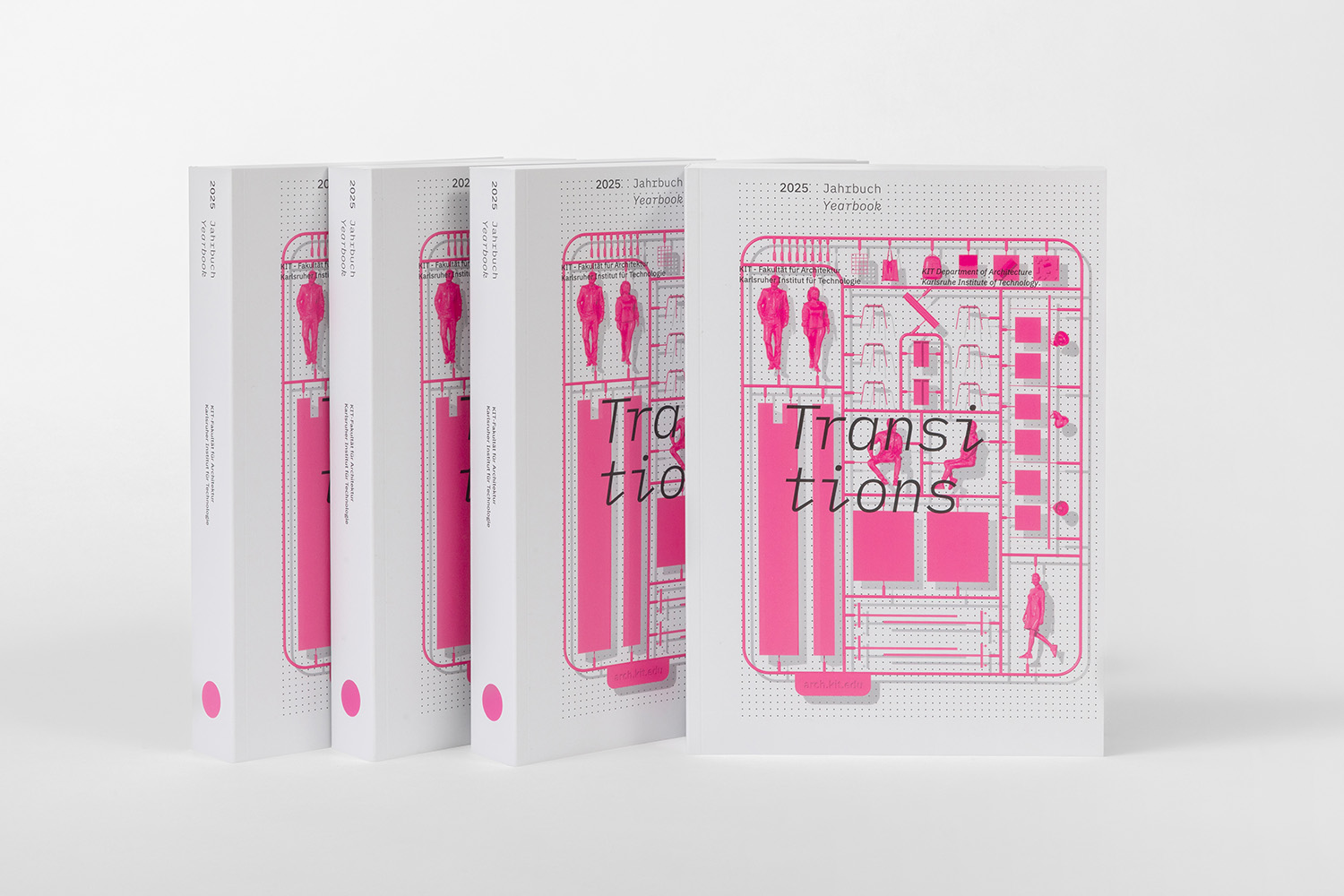 ZFW Vier Exemplare des Jahrbuchs 2025 der Fakultät Architektur mit pinkem Modell-Bausatz auf weißem Hintergrund.