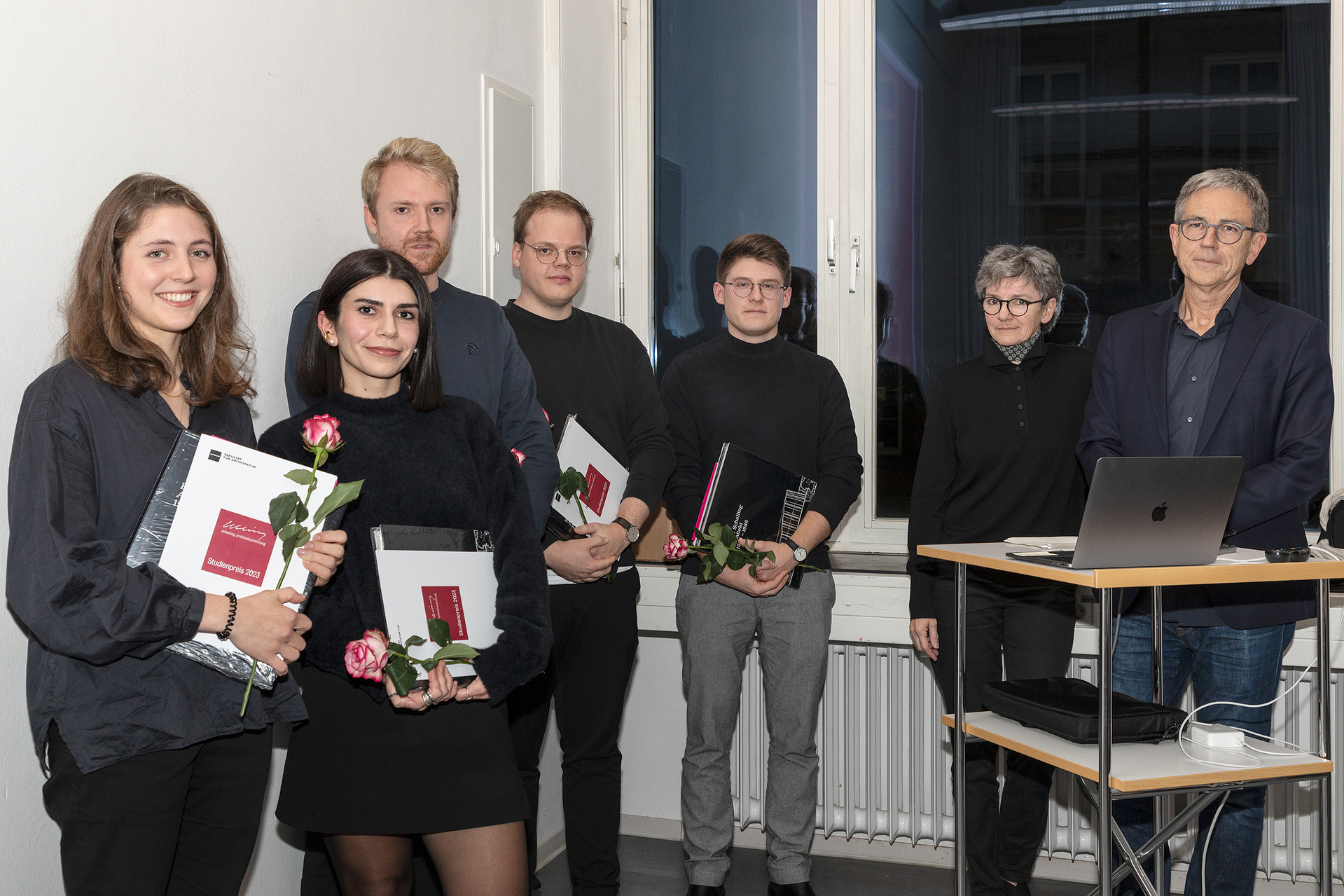 V.l.n.r.: Hanna Sartorius, Preisträgerin Silvi Kociu, Vincent Witt, Alexander Rapp, Jonathan Heid, Dr. Ursula Baus und Prof. Ludwig Wappner.  Foto: Bernd Seeland (Zentrale Fotowerkstatt der Fakultät)